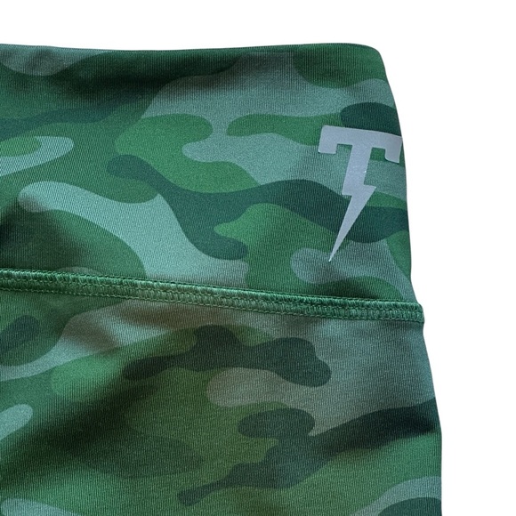 American Eagle TACKMA Tech Performance 7.5” Bike Shorts Green Camo Women’s XS - Picture 3 of 5
